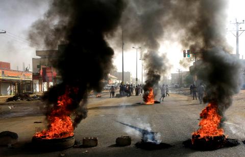 Sudanese protesters use burning tyres to erect a barricade on a street, demanding that the country's Transitional Military Council hand over power to civilians, in Khartoum, Sudan, June 3, 2019. PHOTO BY REUTERS/Stringer