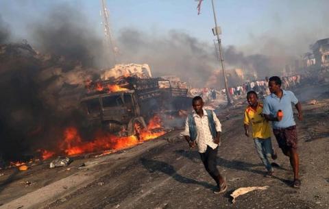 Civilians evacuate from the scene of an explosion in KM4 street in the Hodan district of Mogadishu, Somalia, October 14, 2017. PHOTO BY REUTERS/Feisal Omar