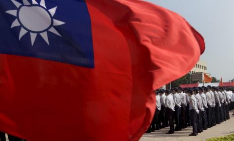 Members of the National Security Bureau take part in a drill next to a national flag at its headquarters in Taipei, Taiwan, November 13, 2015. PHOTO BY REUTERS/Pichi Chuang