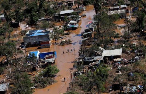 Locals affected by Cyclone Idai walk on flooded land in Buzi district outside Beira, Mozambique, March 21, 2019. PHOTO BY REUTERS/Siphiwe Sibeko