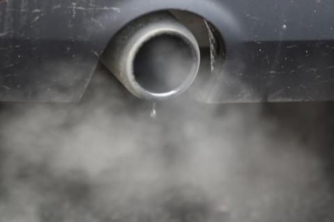 An exhaust emits fumes as a car is driven through Richmond in London, Britain, December 2, 2016. PHOTO BY REUTERS/Peter Nicholls