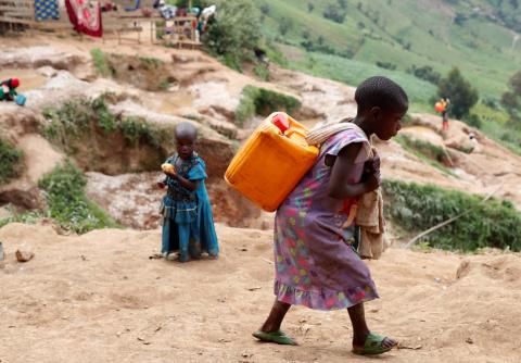 A girl carries a container of water at a coltan mine in Kamatare, Masisi territory, North Kivu Province of Democratic Republic of Congo, December 1, 2018. PHOTO BY REUTERS/Goran Tomasevic 