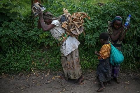 Habimana, 45, and her children walk to market to sell pottery on Idjwi island in the Democratic Republic of Congo, November 23, 2016. PHOTO BY REUTERS/Therese Di Campo