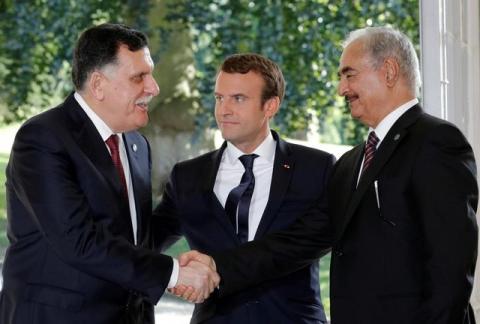 French President Emmanuel Macron stands between Libyan Prime Minister Fayez al-Sarraj (L), and General Khalifa Haftar (R), commander in the Libyan National Army (LNA). PHOTO BY REUTERS/Philippe Wojazer