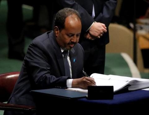 Somalia President Hassan Sheikh Mohamud signs the Paris Agreement on climate change at United Nations Headquarters in Manhattan, New York, U.S., April 22, 2016. PHOTO BY REUTERS/Carlo Allegri