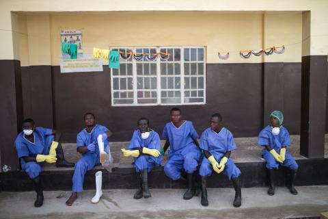 Health workers rest outside a quarantine zone at a Red Cross facility in the town of Koidu, Kono district in Eastern Sierra Leone December 19, 2014. PHOTO BY REUTERS/Baz Ratner