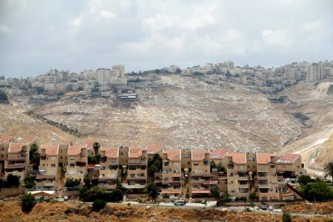 Houses in the West Bank Jewish settlement of Maale Adumim as the Palestinian village of Al-Eizariya is seen in the background, May 24, 2016. PHOTO BY REUTERS/Baz Ratner