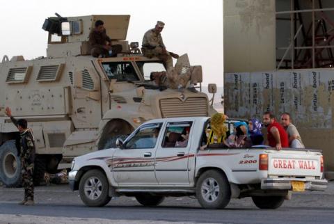 Displaced people ride in the back of a vehicle north of Kirkuk, Iraq, October 19, 2017. PHOTO BY REUTERS/Ako Rasheed