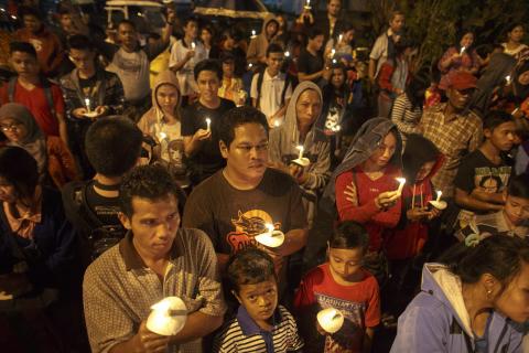 Indonesians hold up candles during a candle light vigil for the victims of AirAsia flight QZ8501 at Surabaya, December 31, 2014. PHOTO BY REUTERS/Athit Perawongmetha