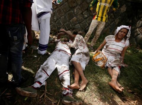 Injured protesters wait for help after several people died during the Irrechaa, the thanks giving festival of the Oromo people in Bishoftu town of Oromia region, Ethiopia, October 2, 2016. PHOTO BY REUTERS/Tiksa Negeri