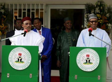 Niger's President Mahamadou Issoufou (L) and Nigeria's President Muhammadu Buhari take part in a news conference after the presentation of the communique of the Summit of Heads of State and Government of The Lake Chad Basin Commission (LCBC) in Abuja, Nigeria, June 11, 2015. PHOTO BY REUTERS/Afolabi Sotunde