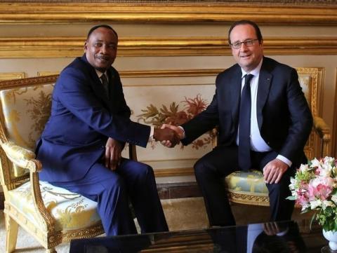 French President Francois Hollande (R) shakes hands with Niger President Mahamadou Issoufou during a meeting at teh Elysee Palace in Paris, France, June 14, 2016. PHOTO BY REUTERS/Thibault Camus