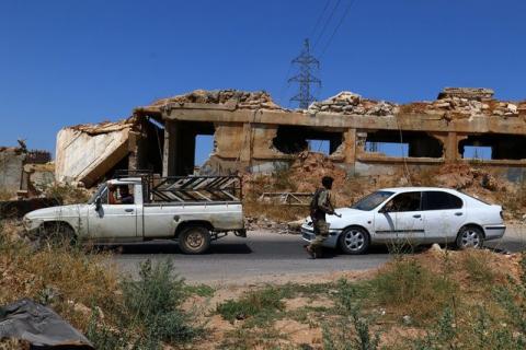 Members from a coalition of rebel groups called "Jaish al Fateh", also known as "Army of Fatah" (Conquest Army), man a checkpoint in Idlib city, Syria, July 18, 2017. PHOTO BY REUTERS/Ammar Abdullah