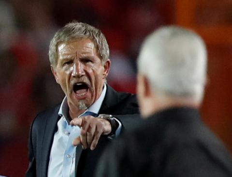 Egypt coach Javier Aguirre and South Africa coach Stuart Baxter react during the match. PHOTO BY REUTERS/Amr Abdallah Dalsh