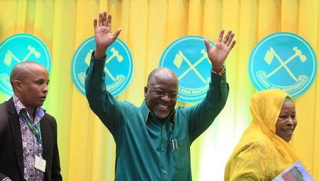 Tanzania's Works Minister John Magufuli (C) salutes delegates after the ruling party Chama Cha Mapinduzi (CCM) elected him as the presidential candidate for the October 25 election in the capital Dodoma, July 12, 2015. PHOTO BY REUTERS/Stringer