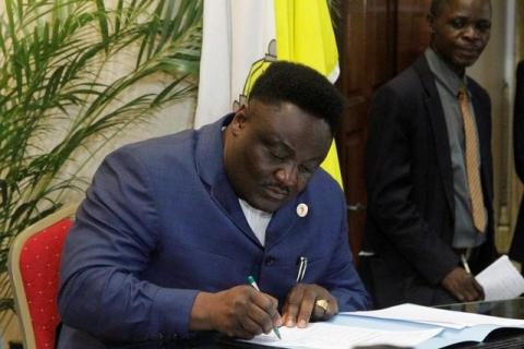 Congolese opposition party Reformist Forces for Union and Solidarity (FONUS) Joseph Olenga Nkoy signs the accord between the opposition and the government of President Joseph Kabila at the Conference episcopale nationale du Congo (CENCO) headquarters in Gombe Municipality, of the Democratic Republic of Congo's capital Kinshasa, December 31, 2016. PHOTO BY REUTERS/Kenny Katombe