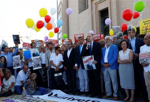 Steven M. Ellis, Director of Advocacy and Communications at International Press Institute, speaks during a demonstration in solidarity with the members of the opposition newspaper Cumhuriyet who were accused of supporting a terrorist group outside a courthouse, in Istanbul, Turkey, July 24, 2017. PHOTO BY REUTERS/Murad Sezer