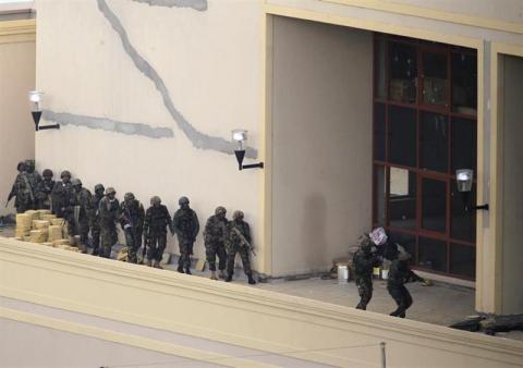 Kenya Defence Forces soldiers comb the rooftop of the Westgate shopping mall in Nairobi