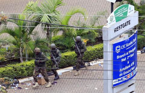 Kenya Defence Forces soldiers run to take their position at the Westgate shopping centre