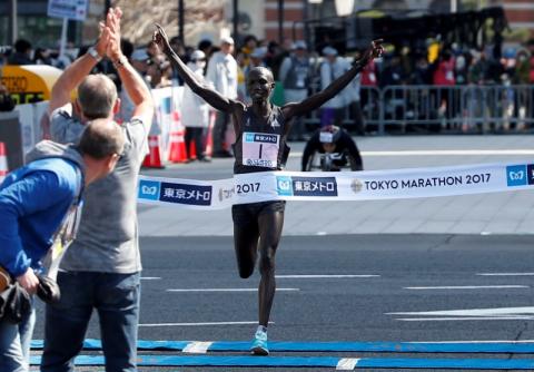 Winner Wilson Kipsang of Kenya crosses the finish line. PHOTO BY REUTERS/Toru Hanai