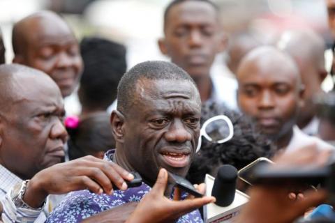 Uganda's main opposition leader, Kizza Besigye of the Forum for Democratic Change (FDC) party (C), speaks to the media at the high court, in the capital Kampala, where he was charged with treason, October 4, 2016. PHOTO BY REUTERS/James Akena