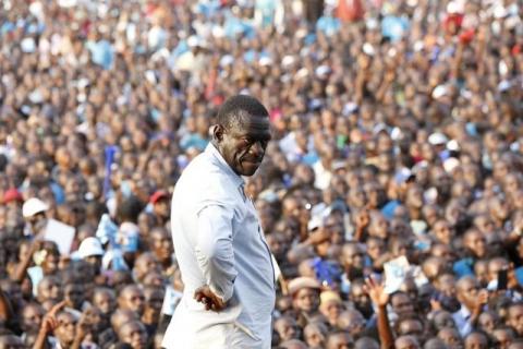 Uganda's leading opposition presidential candidate Kizza Besigye of the Forum for Democratic Change (FDC) party campaigns in Jinja industrial town, in easternUganda February 12, 2016, ahead of the Feb. 18 presidential election. PHOTO BY REUTERS/James Akena