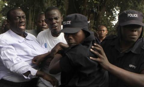 Ugandan policemen arrest opposition leader Kizza Besigye (L) ahead of a rally to demonstrate against corruption and economic hardships in Uganda's capital Kampala January 19, 2012. PHOTO BY REUTERS/James Akena