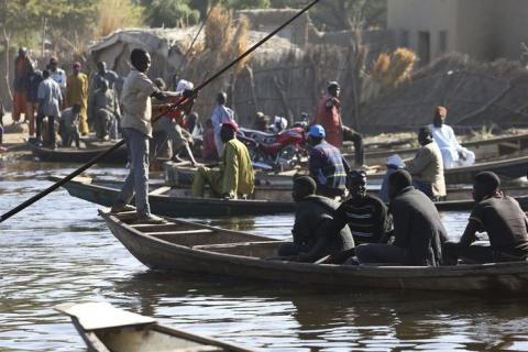 People cross Lake Chad in canoes in Ngouboua, Chad, January 19, 2015. PHOTO BY REUTERS/Emmanuel Braun