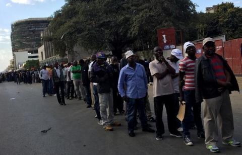 Zambians await their turn to cast their votes during the presidential and parliamentary elections in the capital, Lusaka, Zambia, August 11, 2016. PHOTO BY REUTERS/Siyabonga Sishi