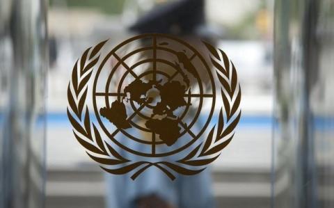 A security guard walks past the United Nations logo at the U.N. Headquarters in New York, August 31, 2013. PHOTO BY REUTERS/Carlo Allegri