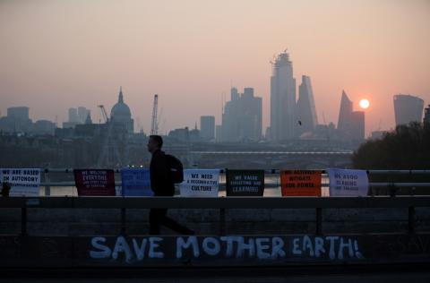 A commuter walks along Waterloo Bridge, which is being blocked by climate change activists, during the Extinction Rebellion protest in London, Britain April 17, 2019. PHOTO BY REUTERS/Hannah McKay