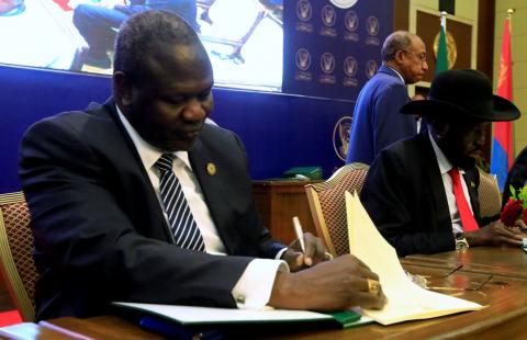 South Sudanese rebel leader Riek Machar (L) and South Sudan's President Salva Kiir sign a cease fire and power sharing agreement in Khartoum, Sudan, August 5, 2018. PHOTO BY REUTERS/Mohamed Nureldin 