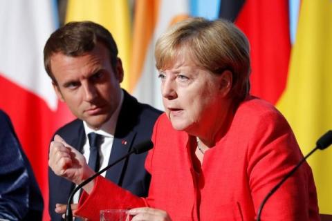 French President Emmanuel Macron (L) and German Chancellor Angela Merkel attend a news conference following talks on European Union integration, defence and migration at the Elysee Palace in Paris, France, August 28, 2017. PHOTO BY REUTERS/Charles Platiau