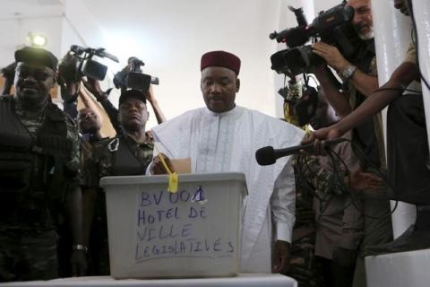 Niger's incumbent President Mahamadou Issoufou votes at a polling station during the country's presidential and legislative elections in Niamey, Niger, February 21, 2016. REUTERS/Joe Penney