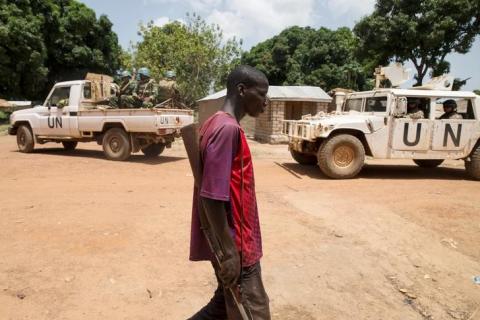 A member of the Anti-Balaka armed militia walks next to United Nations peacekeeping soldiers in the village of Makunzi Wali, Central African Republic, April 27, 2017. PHOTO BY REUTERS/Baz Ratner