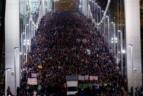 Ten of thousands of Hungarians march across the Elisabeth Bridge during a protest against new tax on Internet data transfers in centre of Budapest, October 28, 2014. PHOTO BY REUTERS/Laszlo Balogh