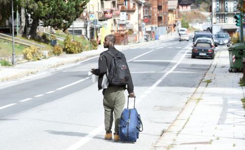 A migrant walks along a road close to the French border in Claviere, Italy, October 17, 2018. PHOTO BY REUTERS/Massimo Pinca