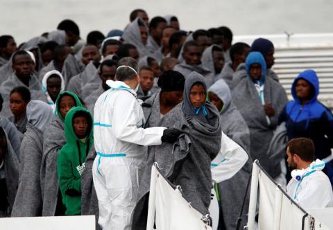 Migrants disembark from Italian Coast Guard patrol vessel Diciotti in the Sicilian harbour of Catania, Italy, November 16, 2016. PHOTO BY REUTERS/ Antonio Parrinello