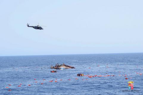 Migrants from a capsized boat are rescued during a rescue operation by Italian navy ships "Bettica" and "Bergamini" off the coast of Libya in this handout picture released by the Italian Marina Militare, May 25, 2016. PHOTO BY REUTERS/Marina Militare