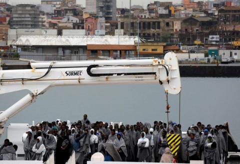 Migrants wait to disembark from Italian Coast Guard patrol vessel Diciotti in the Sicilian harbour of Catania, Italy, November 16, 2016. PHOTO BY REUTERS/ Antonio Parrinello