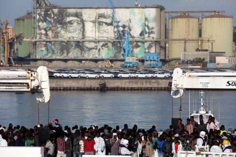 Migrants wait to disembark Italian Coast Guard's vessel "Diciotti" as they arrive at the Catania harbour, Italy, June 13, 2018. PHOTO BY REUTERS/Antonio Parrinello