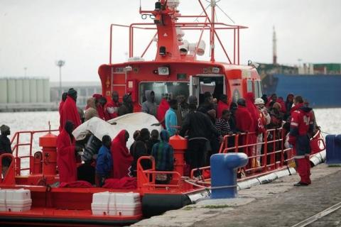 Migrants, who were part of a group intercepted aboard a dinghy off the coast in the Mediterranean sea, stand on a rescue boat upon arriving at a port in Malaga, southern Spain, December 3, 2016. PHOTO BY REUTERS/Jon Nazca