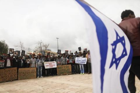 African migrants hold placards during a protest outside Israel's Supreme Court in Jerusalem, January 26, 2017. PHOTO BY REUTERS/Ronen Zvulun