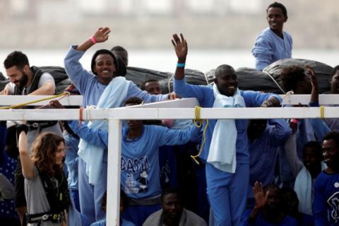 Migrants wait to disembark from Spanish NGO Proactiva Open Arms in the Sicilian harbour of Pozzallo, Italy, March 17, 2018. PHOTO BY REUTERS/Antonio Parrinello