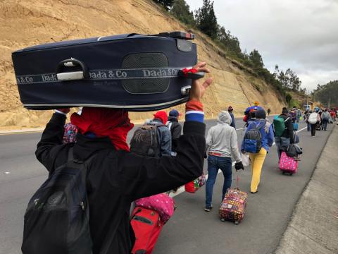 Venezuelan migrants walk along the Ecuadorean highway to Peru before new rules requiring they hold a valid passport kick in, at Tulcan, Ecuador, August 21, 2018. PHOTO BY REUTERS/Andres Rojas