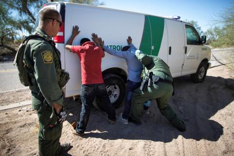 Border Patrol agents arrest migrants who crossed the U.S.-Mexico border in the desert near Ajo, Arizona, U.S., September 11, 2018. PHOTO BY REUTERS/Lucy Nicholson