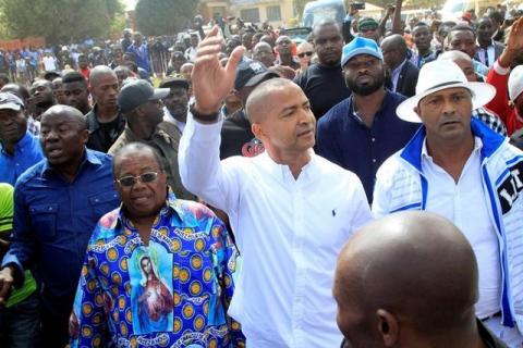 Democratic Republic of Congo's opposition presidential candidate Moise Katumbi (C) waves to his supporters as he walks to the prosecutor's office over government allegations he hired mercenaries in a plot against the state, in Lubumbashi, the capital of Katanga province of the Democratic Republic of Congo, May 9, 2016. PHOTO BY REUTERS/Kenny Katombe