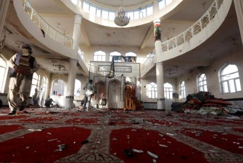 Afghan men inspect inside a Shi'ite Muslim mosque after last night's attack in Kabul, Afghanistan, October 21, 2017. PHOTO BY REUTERS/Omar Sobhani