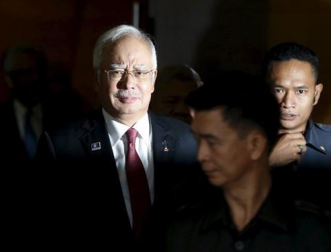 Malaysia's Prime Minister Najib Razak (L), with his bodyguards, leaves parliament in Kuala Lumpur, Malaysia, January 26, 2016. PHOTO BY REUTERS/Olivia Harris