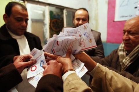 Officials count ballots after polls closed in Cairo